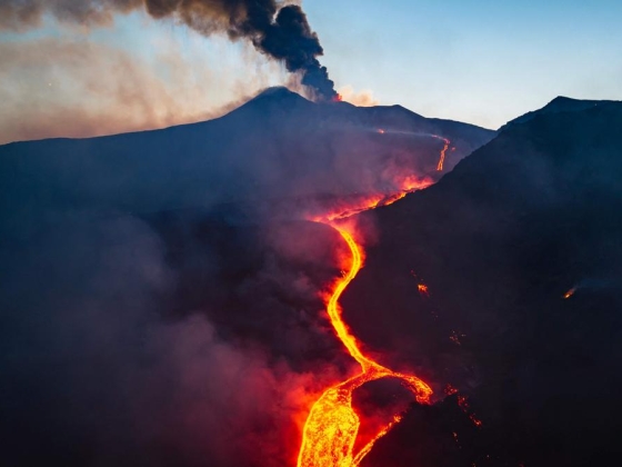 Olaszország: A szicíliai Etna kitörése leállítja a Catania járatait