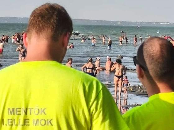 Szívszorító felvételek: nyoma veszett egy ötéves kisfiúnak a siófoki strandon