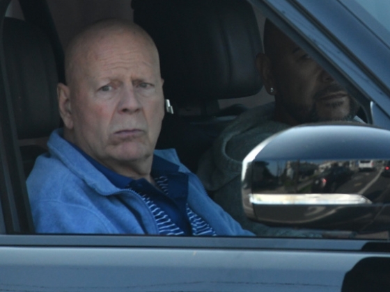Friss felvételeken a súlyos beteg Bruce Willis, csak segítséggel tudott eljutni az autóig