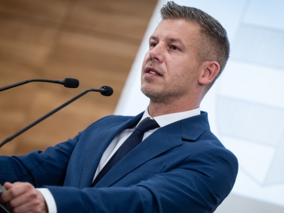 Megjelent a sürgősségi rendelet, Magyar Péter bejelentette, az első bárka már Pakson van