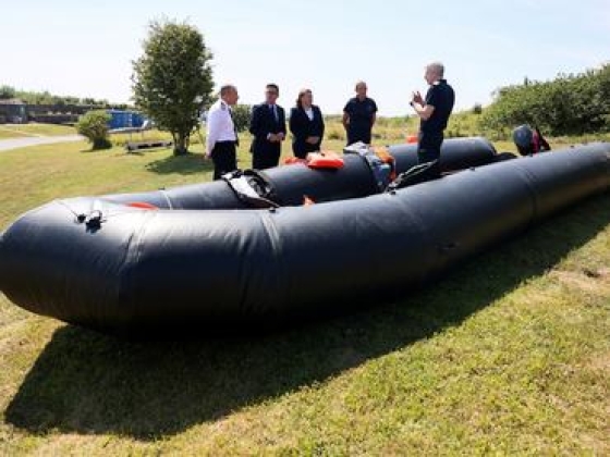 Tömeges átkelés: 15 méter hosszú felfújható csónakok 1600 euróért kaphatók az Alibaba weboldalain