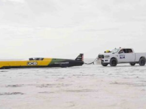 A JCB Hydromax 653 km/h fölé gyorsult 2 hidrogénüzemű kotrógépmotorral