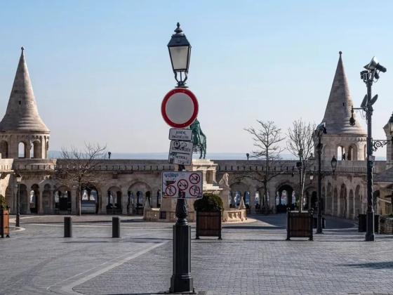 Tűz ütött ki a Halászbástya alatt, civilek is rohantak oltani a tüzet