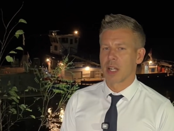Magyar Péter a helyszínen mutatta meg a paksi atomerőmű mentésére szánt bárkákat