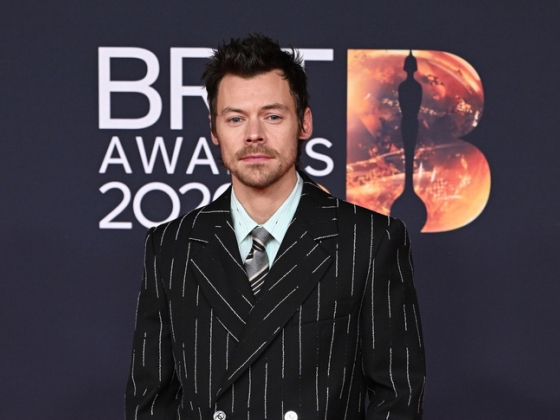 Harry Styles hatalmasat esett a színpadon, de a mentése egyszerűen zseniális