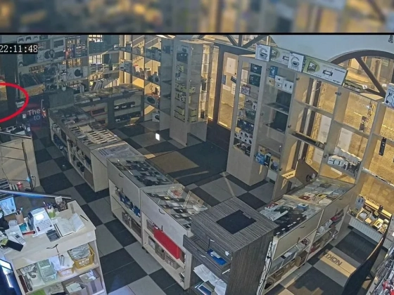 Rablás: fél perc alatt több mint négymilliós kárt okoztak egy balassagyarmati telefonboltban - videó