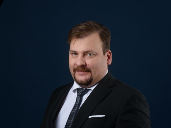 Vádat emeltek az Alapjogokért Központ szivárványos horogkeresztet rajzolgató propagandistája ellen