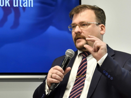 Hadházy Ákos: Vádat emeltek az Alapjogokért Központ elemzője ellen a horogkeresztes ügy miatt