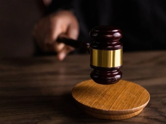 Vádat emeltek a gyermekeiket elhanyagoló szülők ellen Hevesben