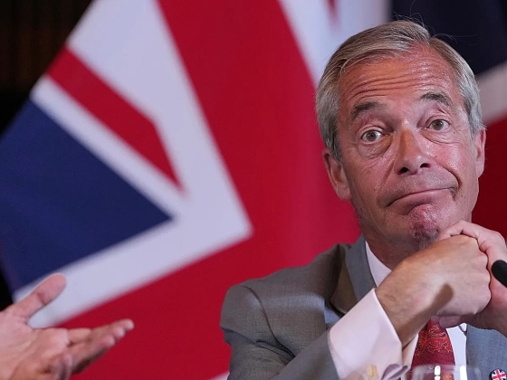Nigel Farage, az Egyesült Királyság reformvezetője és Binface gróf fej-fej mellett haladnak a brit szavazáson