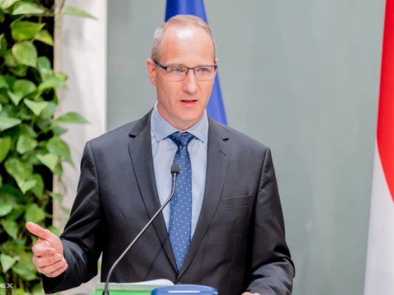 Több ezer tonna követ mozgatnak meg