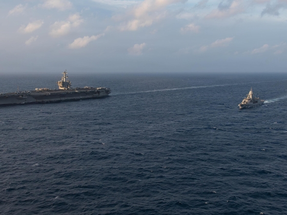 Előre telepített USS George Washington fuvarozó a Közel-Kelet felé tart