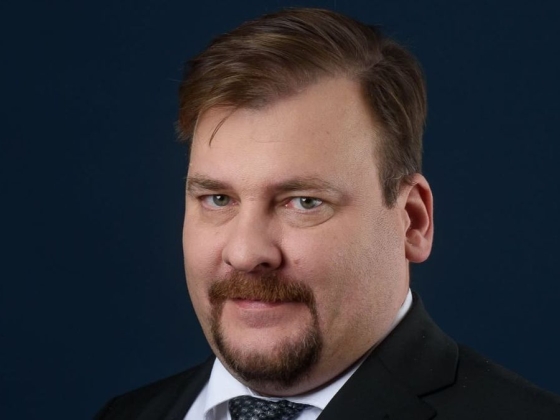Hadházy Ákos lecsukatná az Alapjogokért Központ munkatársát