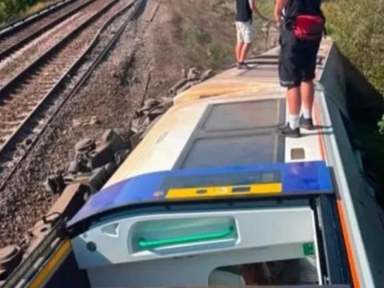 Kisiklott egy személyvonat Londontól 80 kilométerre, ketten súlyosan megsérültek