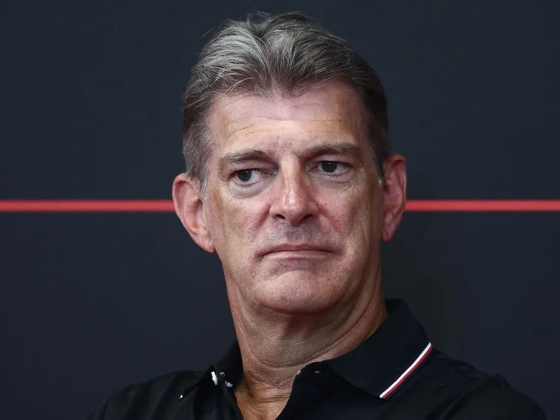 Nem áll meg a forgóajtó: jönnek-mennek az F1-es csapatfőnökök