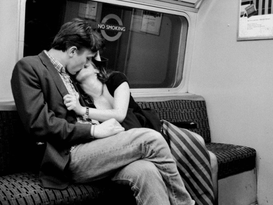 „Az akkori brit kultúra tárházát szerettem volna megörökíteni”: a fotós, aki a 90-es évek londoni metróján késő estéket dokumentált