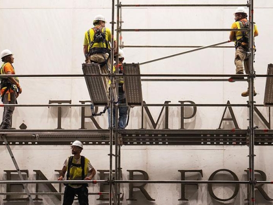 A Kennedy Center igazgatótanácsa megszavazza Trump nevének visszaállítását