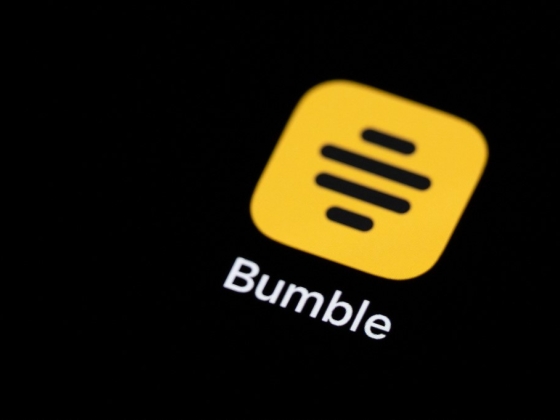 A Bumble eltörli a szabályt, ami híressé tette: mostantól a férfiak is írhatnak először