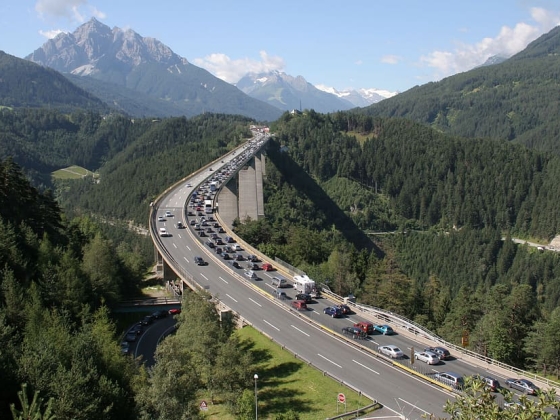 Brenner, Tauern és Inntal autópálya (A10, A12, A13): forgalmi dugós hétvége szombati leállással