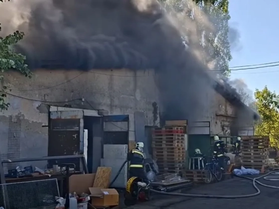 Kigyulladt egy 1500 négyzetméteres csarnoképület Szolnokon – videó