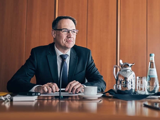 Jörg Rheinländer egy interjúban: Miért emelkednek olyan meredeken a jogosítványok költségei?