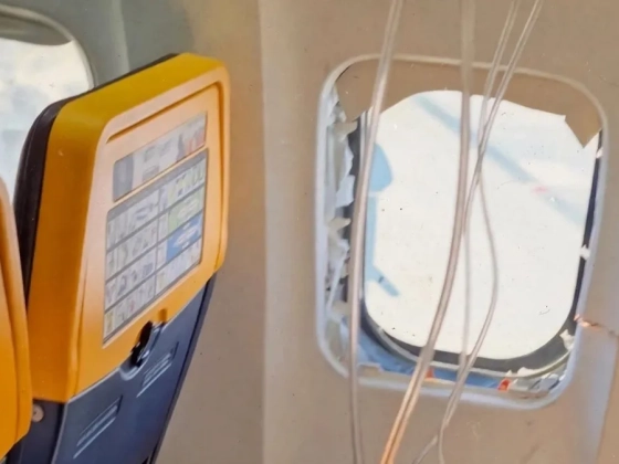 Kiderült, miért tört be a Ryanair gépének ablaka, amelyen egy szerb utas majdnem kizuhant