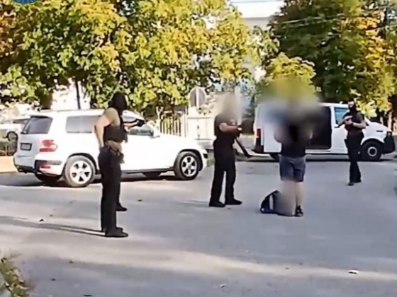 Ököllel verte a rendőröket, és a kutyát is megtámadta egy férfi, könnygázzal tudták megállítani