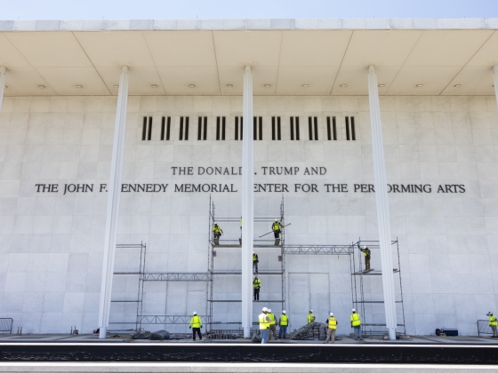 Átlátszó trükkel játszanák ki a bírói tiltást Trumpék: mégis ott viríthat az elnök neve Kennedy mellett