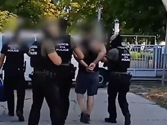 Rendőrökre és még a kutyájukra is rátámadt egy agresszív férfi – Ütött, rúgott, mielőtt őrizetbe vették, majd letartóztatták – videó