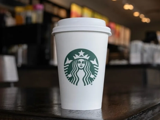 Forró tea ömlött a péniszére a Starbucksban, maradandó sérülései miatt perli a céget