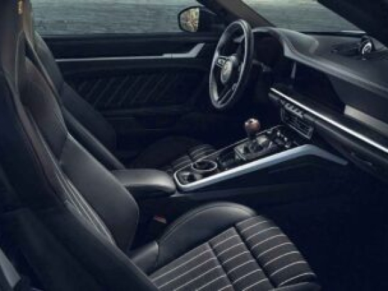 A Porsche 911 Carrera S kézi váltóval és hátsókerék-hajtással tér vissza a gyökereihez