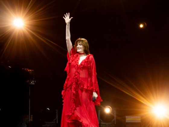 Emberáldozatokat mutattak be a Florence + The Machine szigetes koncertjén