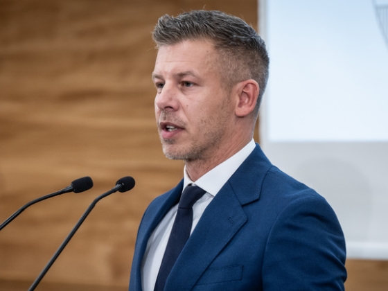Készülnek a bárkák süllyesztésére Pakson – Magyar Péter az „oligarcháknak” is üzent a gátról