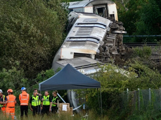 Kisiklott egy vonat Angliában, súlyos sérültek is vannak - képek