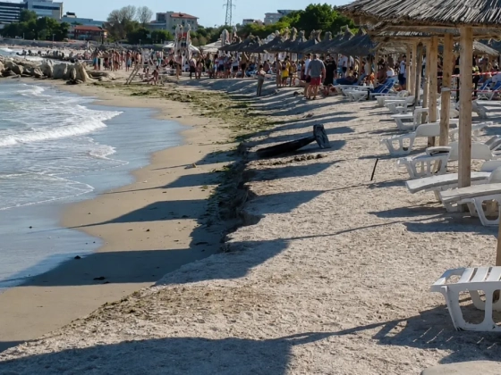 A román csendőrökkel kezdtek balhézni a turisták, miután kisodródott drónroncsok miatt lezárták a tengerpartot