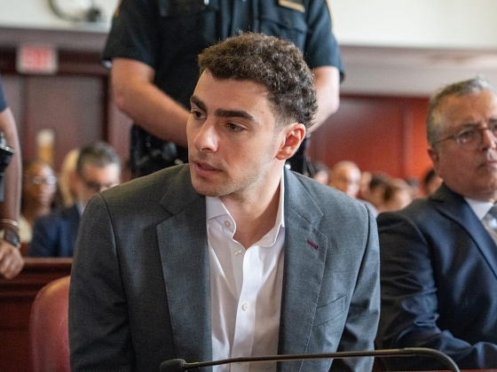 Luigi Mangione elismerte, hogy lelőtte Brian Thompson egészségügyi vezérigazgatót a New York-i bíróságon