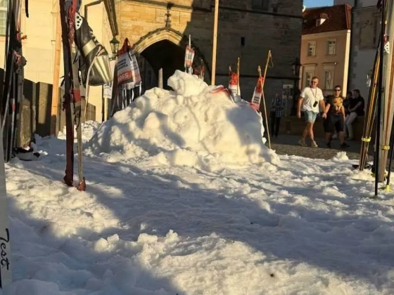Hó lepte el a Károly hidat, sífutópályát alakítottak ki rajta