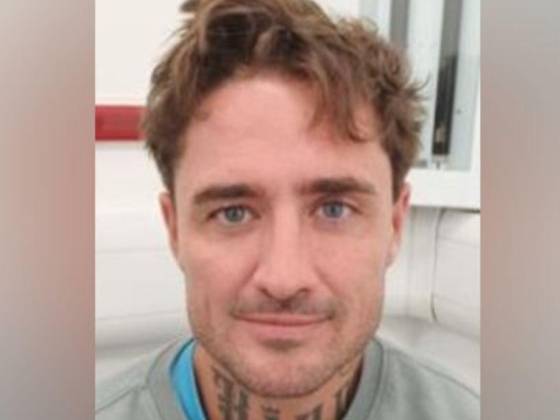 Stephen Bear szexuális bűnelkövető által elkövetett jogsértések miatt börtönbe került