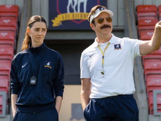 A 'Ted Lasso' 4. évadának megjelenési ütemtervét rekordot döntõ premier is megerõsíti