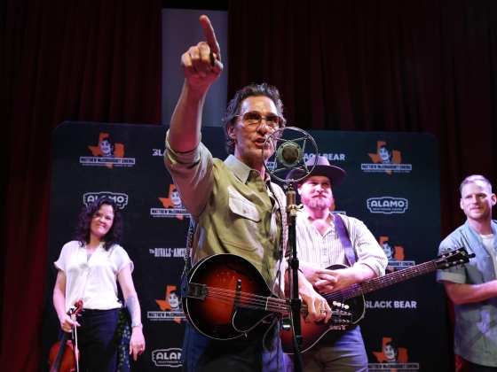 Matthew McConaughey énekel néhány dallamot a „The Rivals Of Amziah King” Nashville-i vetítésén