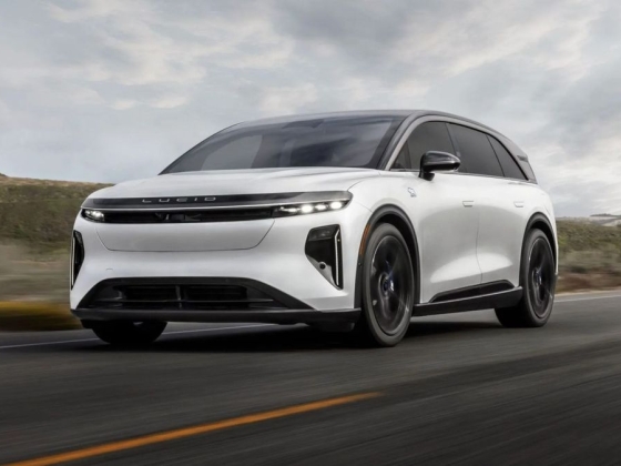 Ferrarikat eszik reggelire ez a hétszemélyes családi SUV