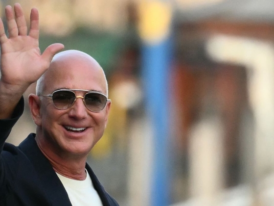 Szenzáció: a világ egyik leggazdagabb embere, Jeff Bezos bevásárolta magát Szoboszlai Dominik klubjába – óriási üzletet csinálhatott a Liverpool