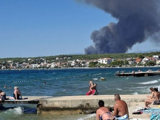 Döbbenet, nincs vége a drámának Horvátországban: újabb népszerű tengerparti város mellett csaptak fel a lángok – Zadarnál két helyen is ég az erdő