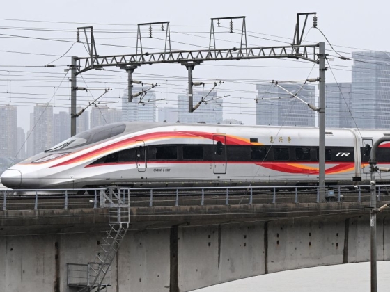 Ez a jövő már tényleg a jelen: öt másodperc alatt 800 km/órára gyorsult a kínai mágnesvasút – új világrekord született