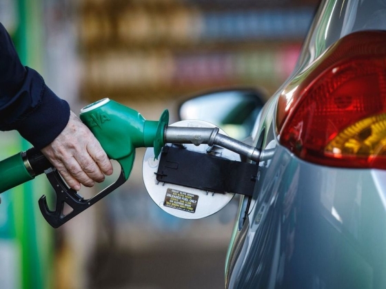 Hétvégi tankolás: brutálisan nőnek az üzemanyagárak megint:  a benzinesek és a dízelesek sem úszták meg