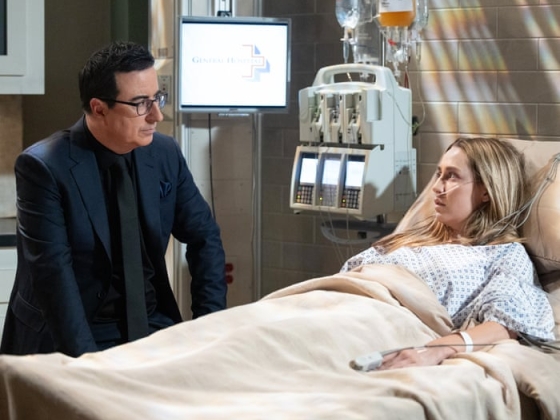 „Szeretnék egy drámai közeli képet”: John Oliver veszi át a nappali tévézést elragadóan fából készült szappanopera-szerepekkel