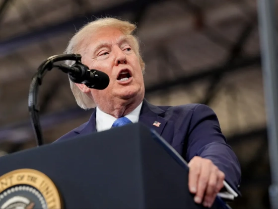 Trump azzal viccelt, hogy hamarosan amerikai területnek nyilvánítaná a Hormuzi-szorost