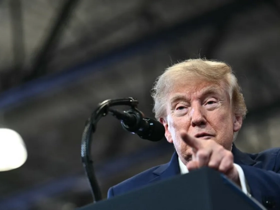 Trump azzal viccelt, hogy hamarosan amerikai területnek nyilvánítja a Hormuzi-szorost - videó