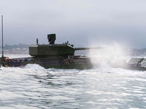 Kerekek a lánctalp helyett: Így működik az amerikai tengerészgyalogság új kétéltű tankja