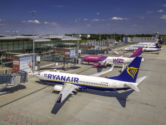 Egyre drágulnak az olcsó repülőjegyek: Hogyan keres a Ryanair és a Wizz Air a rejtett extrákból?